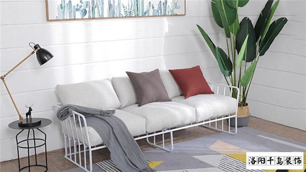 洛陽(yáng)裝修公司哪家好又便宜？北歐風(fēng)沙發(fā)搭配技巧